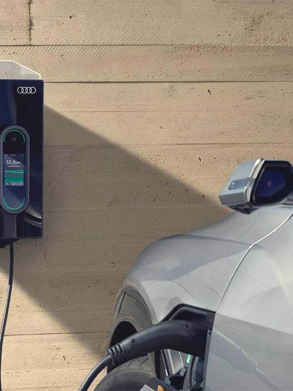 Voiture chargeant sur une borne IRVE - Installateur borne de recharge Normandie