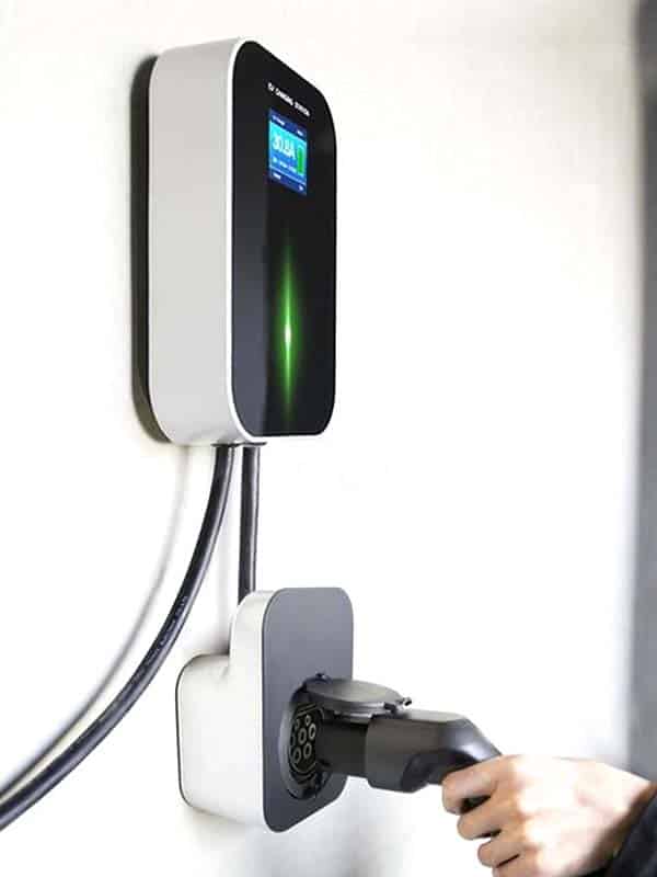 Branchement d'une voiture sur la borne de recharge - Installateur borne de recharge Normandie