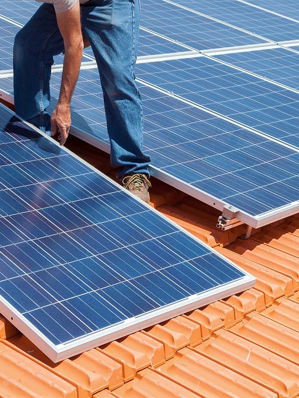 Pose de panneaux solaires sur un toit - Installateur panneaux solaires Normandie