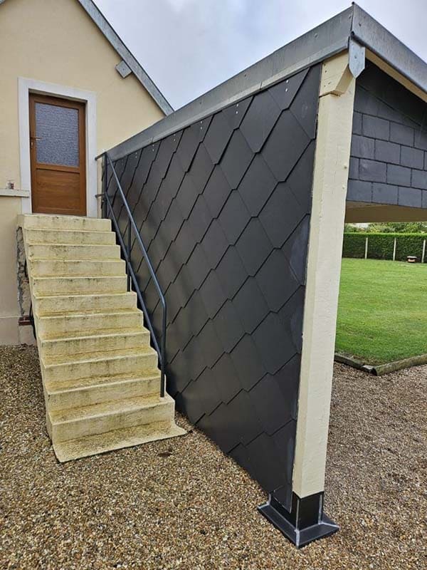 Mur en tuiles noires - Entreprise de rénovation énergétique Normandie