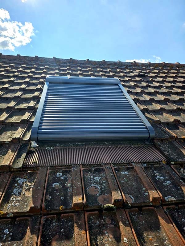 Velux fermé avec volet roulant électrique - Couvreur Normandie