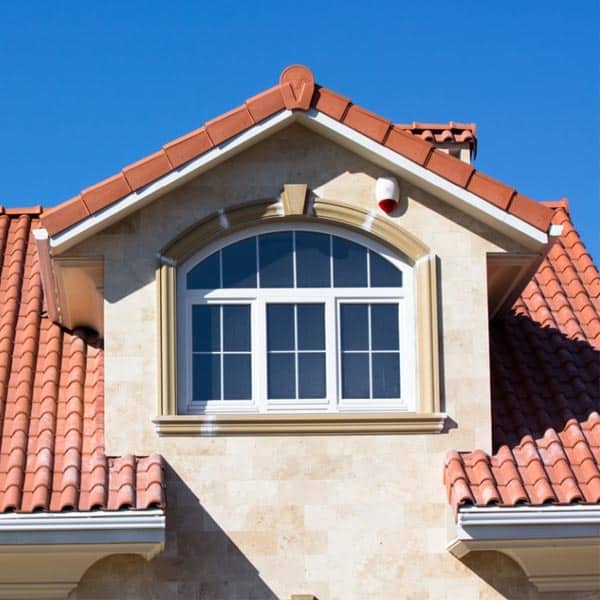 Lucarne de toit avec menuiseries blanches - Entreprise de rénovation énergétique Normandie